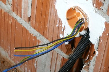 Como encontrar o eletricista certo para substituir a fiação em casa
