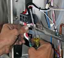 Yang lebih baik - buat sendiri pemasangan elektrik atau hubungi juruelektrik profesional?
