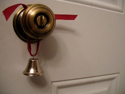 Како поставити звоно на вратима