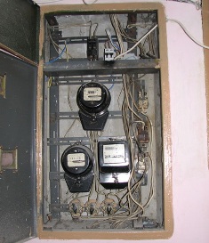 The shield of the 1st floor of a 9-storey building, it is clearly seen that the neutral aluminum wire with a cross section of about 6 mm does not directly touch the bracket welded to the shield, but connects to it through two plates, it breaks, although the clamp design allows you to start a solid wire