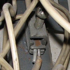 The shield of the 1st floor of a 9-storey building, it is clearly seen that the neutral aluminum wire with a cross section of about 6 mm does not directly touch the bracket welded to the shield, but connects to it through two plates, it breaks, although the clamp design allows you to start a solid wire