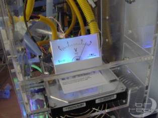 Modificando um computador com um voltímetro analógico bem iluminado