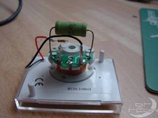 Modiranje računala s lijepo osvjetljenim analognim voltmetrom