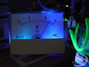 A számítógép módosítása egy gyönyörűen megvilágított analóg voltmérővel