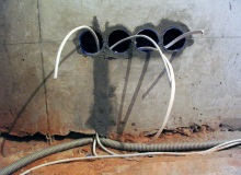 Installation von elektrischen Leitungen in Betonböden