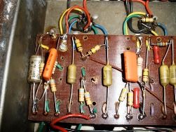 Kami komponen radio solder dari papan lama