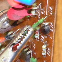 We solderen radiocomponenten van oude platen