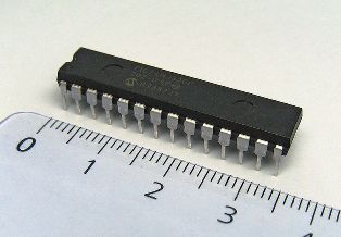 Microcontrolador Atmel AVR ATmega8 en paquete DIP
