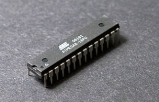 Microcontrolador PDIP PIC24 de 16 bits e 28 pinos