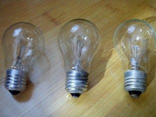 Três lâmpadas incandescentes de diferentes fabricantes