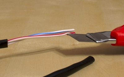 Hoe isolatie van een kabel of draad snel te verwijderen