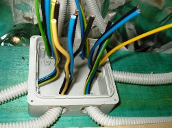 Způsoby připojení, zakončení a větvení vodičů a kabelových jader
