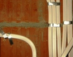 A vezetékek rögzítése a falhoz fémcsíkokkal