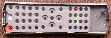 Los botones, cuando se presionan, cierran los pads en la placa de circuito impreso