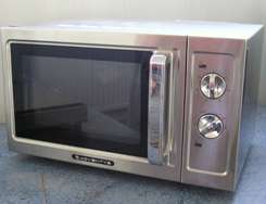 The many faces of the microwave: cooks, radiates ... myths