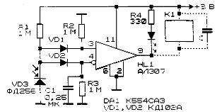 Photo relay circuit on a comparator