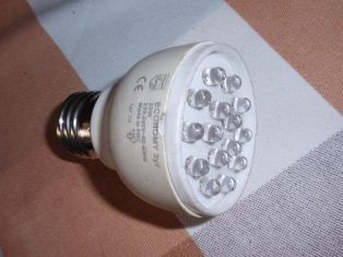 Lâmpada LED caseira feita de LEDs individuais