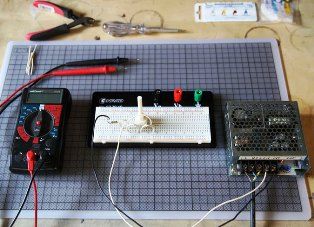 Bekalan kuasa, multimeter dan papan cantuman tanpa solder