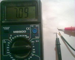 We measure the voltage at the output of the charger