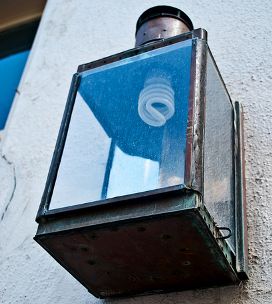candeeiro de rua com uma lâmpada fluorescente compacta