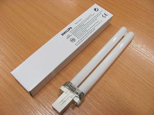 Compact fluorescent lamp with socket G23