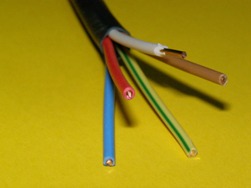 Který kabel je lepší: ohebný nebo tuhý?