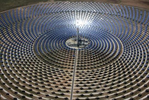 espelhos de uma estação de energia solar