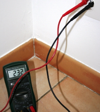 Multimeter voltage measurement