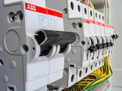 How currents are taken into account for circuit breakers