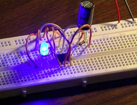 El uso de LED en circuitos electrónicos.