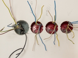 Hogyan telepítsünk rejtett elektromos vezetékeket az otthoni házba
