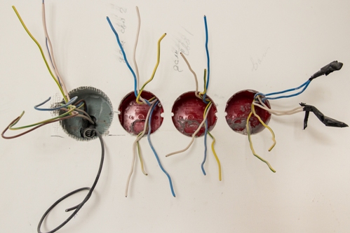 Hogyan telepítsünk rejtett elektromos vezetékeket az otthoni házba