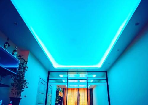 Lesklý strop podsvícení LED