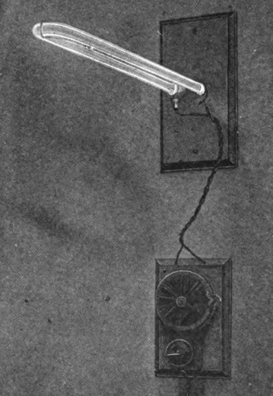 Een van de eerste fluorescentielampen