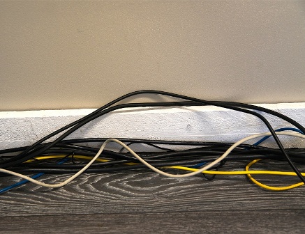 Draden en kabels in het appartement