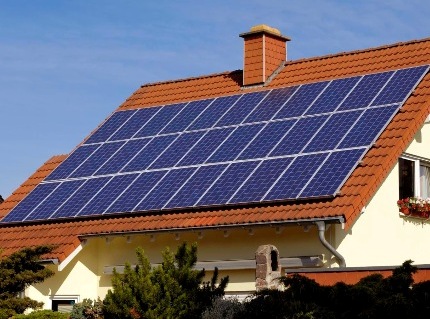 Solarni paneli na krovu zgrade