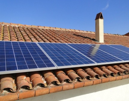 Εγκατάσταση, σύνδεση ηλιακών συλλεκτών και εγκατάσταση τους στην οροφή