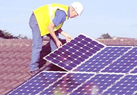 Instalace solárních modulů na střeše