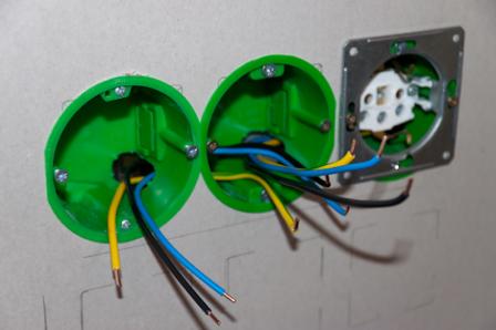 Een stopcontactdoos in gipsplaten installeren