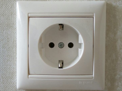 Why does the plug spark in the outlet when turning the circuit on and off