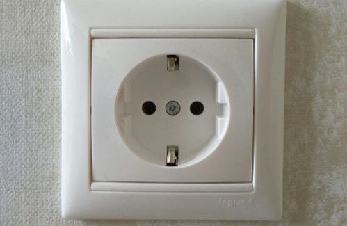 Miért szikrázik a dugasz az aljzatba, amikor az áramkört be- és kikapcsolják
