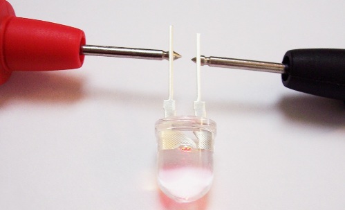 Diodo LED com um multímetro como diodo regular