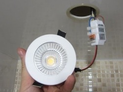 Šviesos diodų lempų montavimo ir prijungimo įtempiamose lubose ypatybės