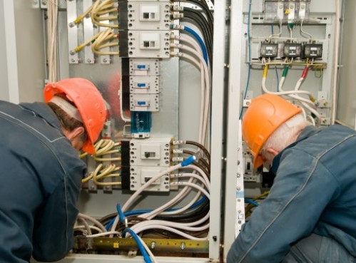 إصلاح المعدات الكهربائية في مؤسسة صناعية