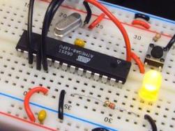 Dispozitiv de microcontroler AVR