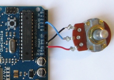 Potenciometro prijungimo prie Arduino schema pagal analogiją yra centrinis išėjimas, kurį galite prijungti prie bet kurio analoginio įėjimo