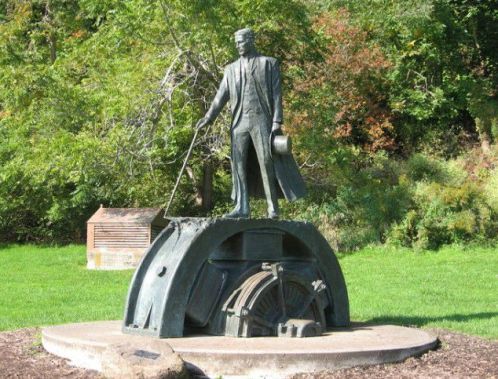 Nicola Tesla emlékműve a Niagara-vízesésen (Kanada)
