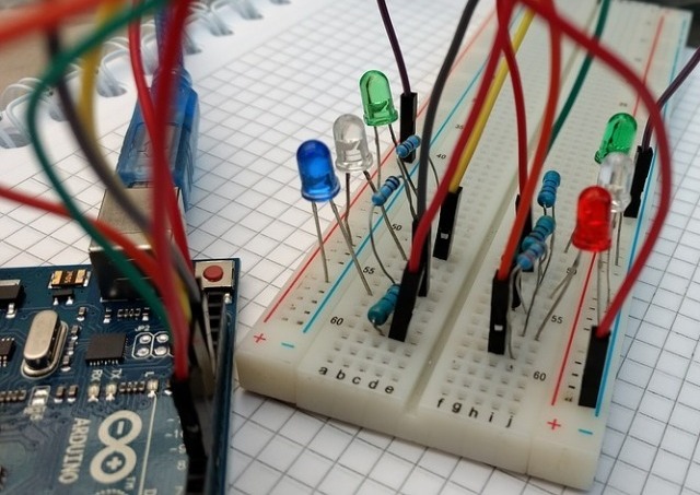 Snelle assemblage van circuits op soldeerloze breadboards
