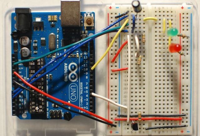 Összeállított áramköri kártya Arduino Uno