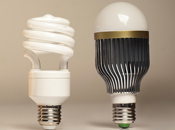 Skirtumas tarp LED lempų ir energiją taupančių kompaktiškų fluorescencinių